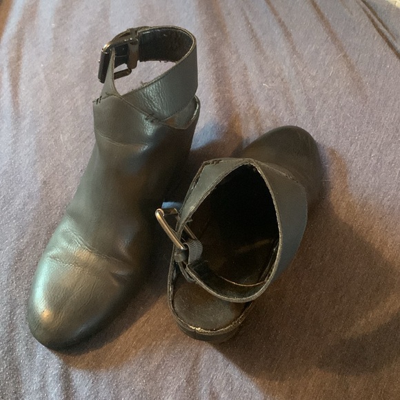 Aerosols size 8 leather black booties with buckle on heel. GUC - Picture 4 of 4